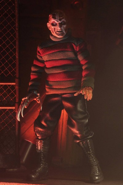 Zum Horror-Slasher Freddy's New Nightmare kommt diese coole Figur von Freddy im Retro-Look. Sie ist ca. 20 cm groß, trägt echte Stoffkleidung und wird in einer Blisterverpackung geliefert.
