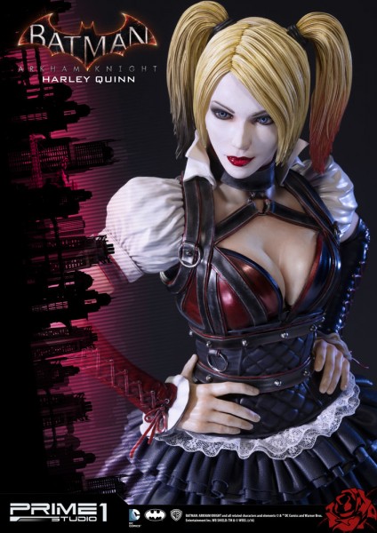 Zum Videospiel ´Batman Arkham Knight´ kommt diese fantastische Statue von Harley Quinn im Maßstab 1:3. Sie ist ca. 73 cm groß und wurde aus hochwertigem Polystone gefertigt.Das edle Sammlerstück wird mit ansprechender Base geliefert.Zubehör:- 3x austausch