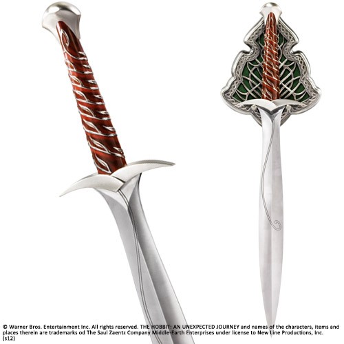 Dieses authentisch detaillierte Schwert ist eine Reproduktion der Requisite im Film „Der Hobbit“. Das Stich Schwert wurde aus Edelstahl gefertigt, ist insgesamt 56 cm lang und mit einer Klinge aus rostfreiem Stahl und mit einem Metall-Griff ausgestattet.