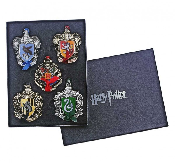 Mit diesem edlen Christbaumschmuck-Set kann sich jeder Harry Potter Fan die Wappen der Häuser von Hogwarts an den Weihnachtsbaum hängen.\n\nIn einer dekorativen Sammlerbox kommen insgesamt 5 Ornamente. Jeweils eins für Gryffindor, Slytherin, Ravenclaw und