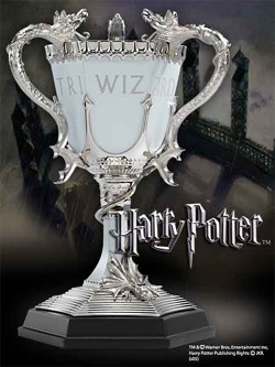 Originalgetreue Nachbildung des Trimagischen Pokals aus Druckguss-Metall und Zinn. Der Pokal ist ca. 20 cm gross.<br /><br />Beschreibung des Herstellers:<br /><br />A recreation of the Triwizard cup from Harry Potter and the Goblet of Fire. Made of die c