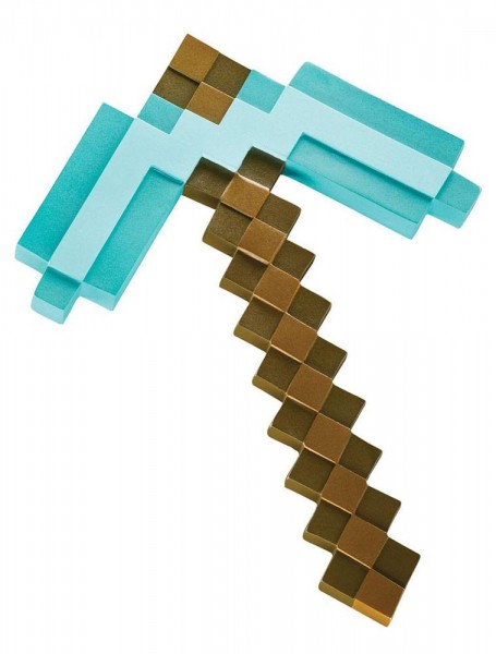 Zum Videospiel ´Minecraft´ kommt diese offiziell lizenzierte Nachbildung einer Diamant-Spitzhacke, gefertigt aus Kunststoff. Das Schwert ist mit Griff insgesamt ca. 40 cm lang und 29 cm breit.