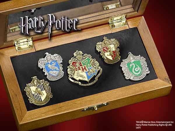 Dieses exklusive Set beinhaltet die Wappen der Haeuser von Hogwarts als aufwendige Pins. Vertreten sind die vier Pins von Gryffindor, Slytherin, Ravenclaw und Hufflepuff, dazu kommt noch der Hogwarts Pin, der alle vier Wappen vereint.Die handemaillierten 