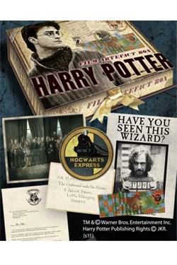 Die Box enthält: <br /><br />- Aufnahmebestätigung Harry Potters an der Zauberschule Hogwarts<br />- Steckbrief von Sirius Black<br />- Quidditch-Weltmeisterschaft Ticket<br />- Brief von Lily Potter an Sirius<br />- Hogwarts Express Kofferanhänger<br />-